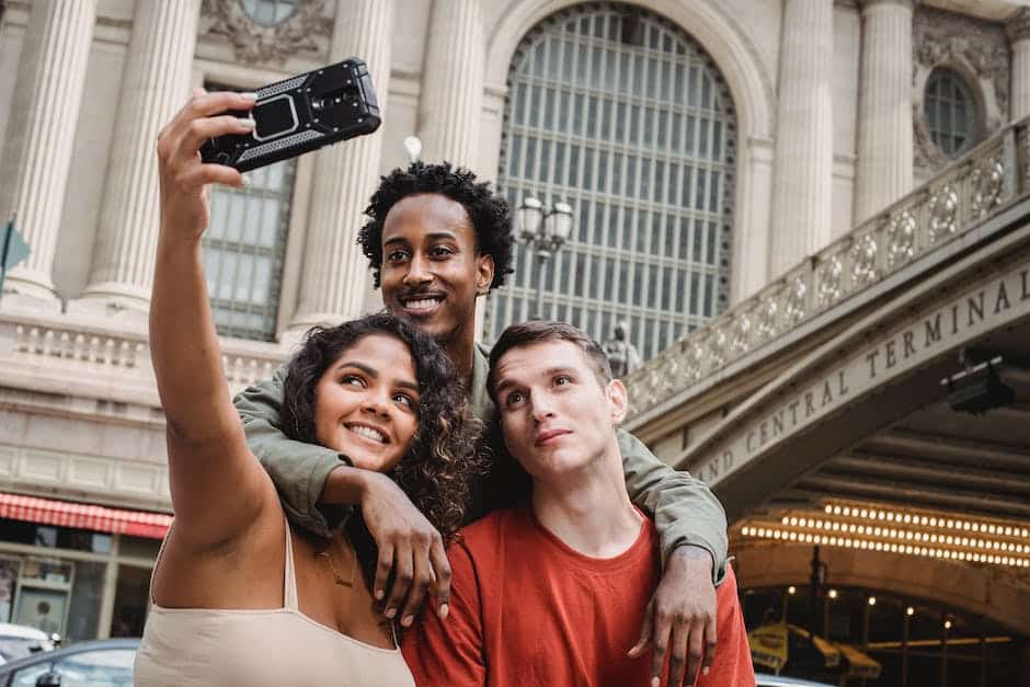 Illustration of a diverse group of tourists exploring American cultural sites